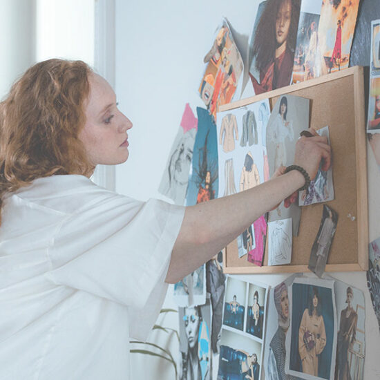 Raus aus der Gewohnheit: Frau pint Bild an Pinwand