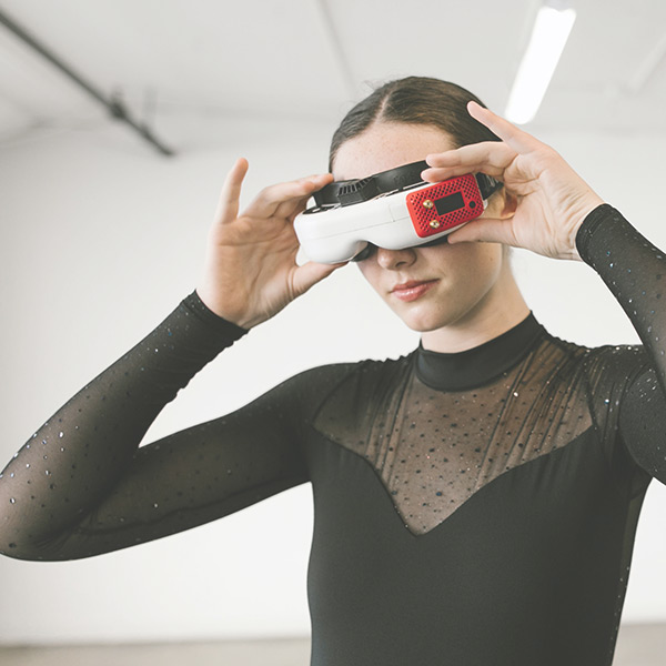 Raus aus der Gewohnheit: Frau trägt VR-Brille