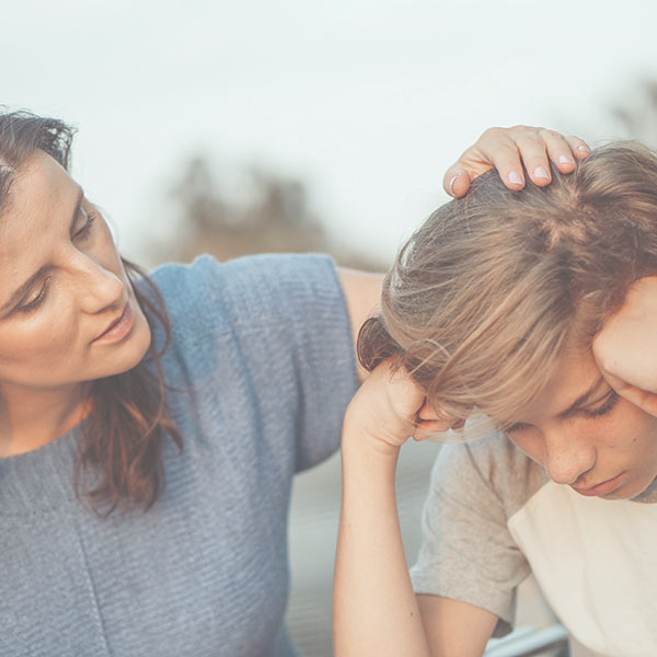 Mutter tröstet ihre verzweifelte Tochter - Seelenrolle Heilerin